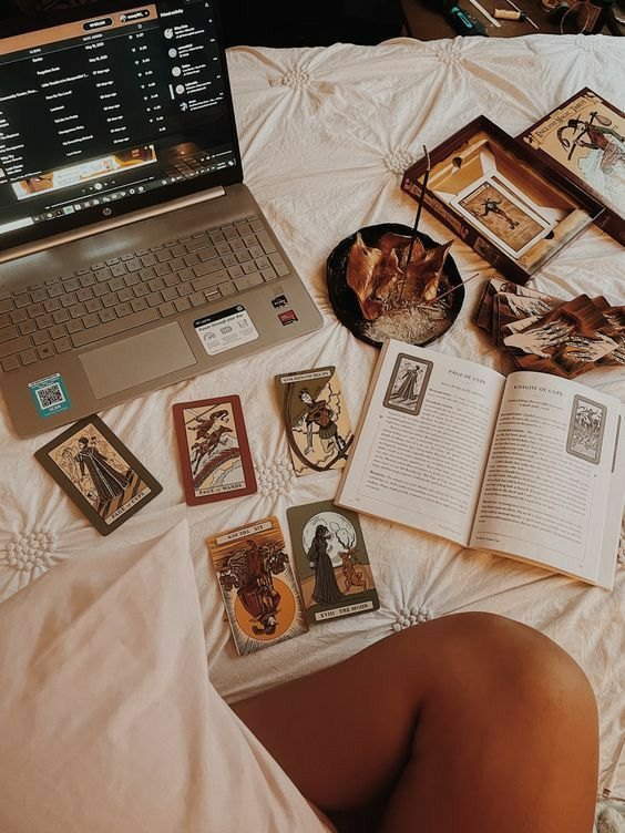Estudo de tarot com livros e cartas