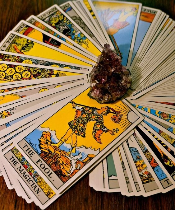 Leque de cartas de tarot com ametista