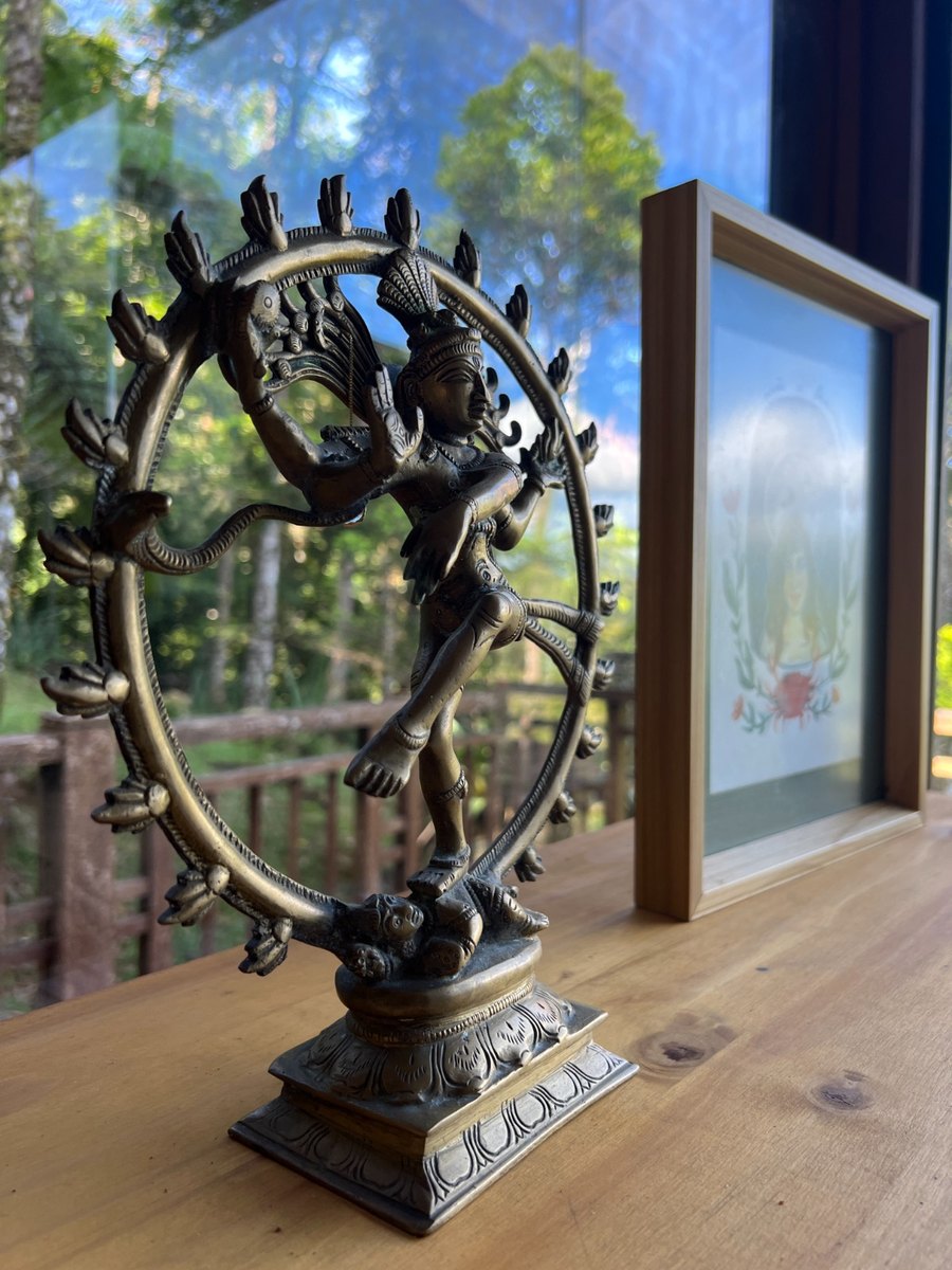 Nataraja no altar, com a floresta ao fundo