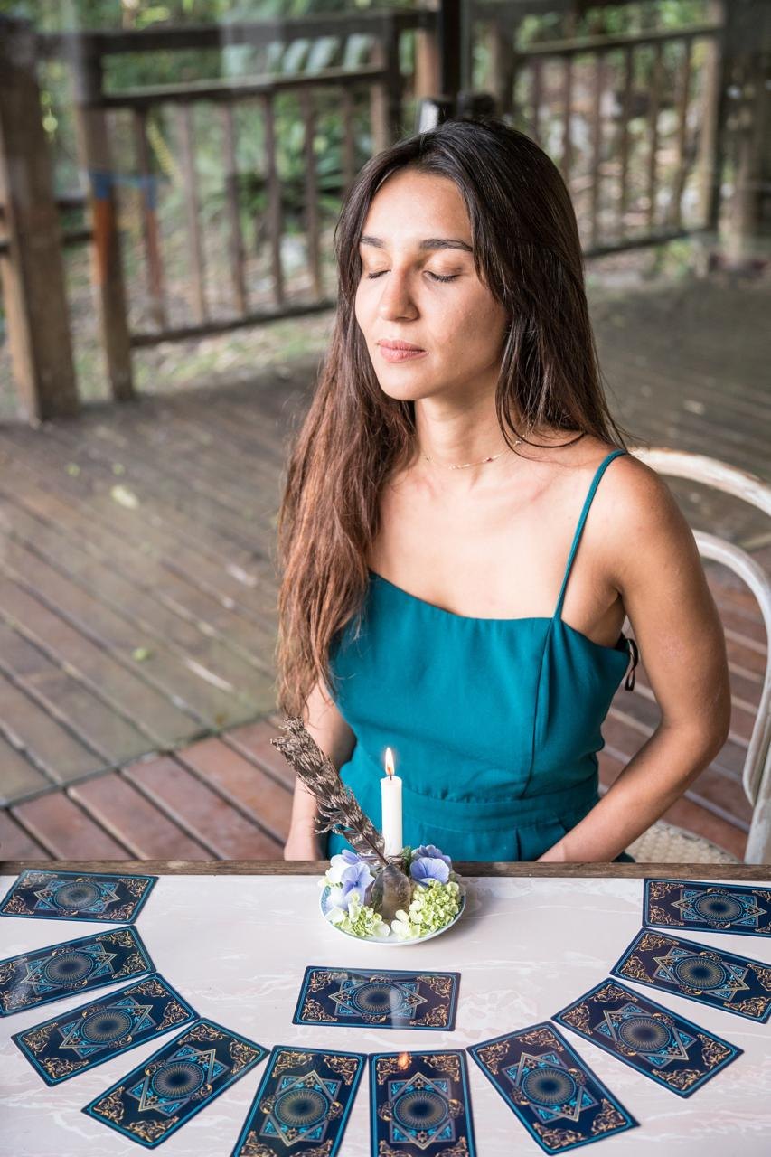 Isabel Caetano em meditação diante das cartas de tarot
